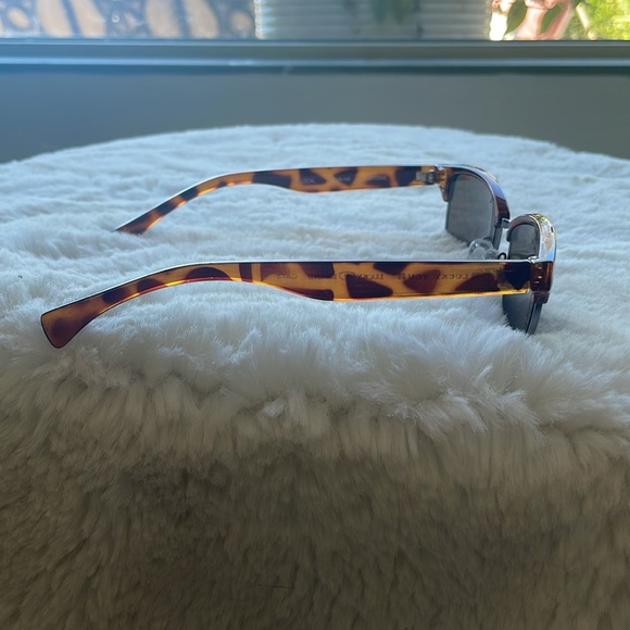 EUC Lucky 🍀 beautiful tortoise shell framed sunglasses! - Picture 2 of 4